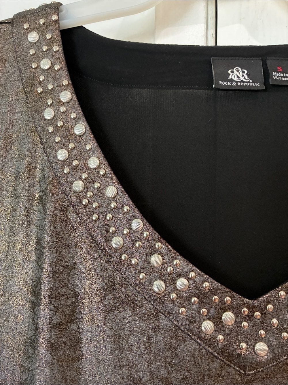 ROCK & REPUBLIC NWOT Metallic Bronze V-Neck Studded Neckline Blouse Size S